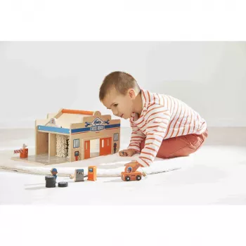 Janod garage en bois avec figurines et mécanisme d'ouverture Cross Roads 2+