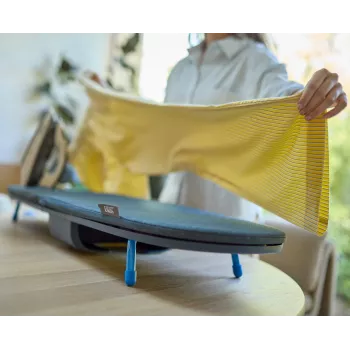 Table à repasser de table pliable Joseph Joseph Pocket Plus Max bleue