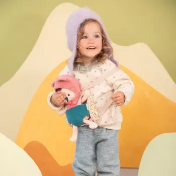 Lilliputiens poupée bébé Jeanne dans porte-bébé avec chapeau 18m+