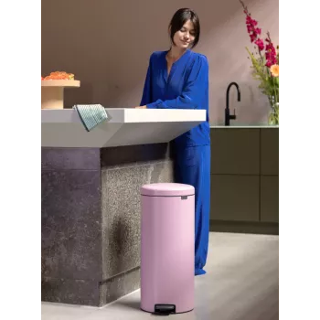 Poubelle à pédale Brabantia Newicon 30 L lilas rose (255304)
