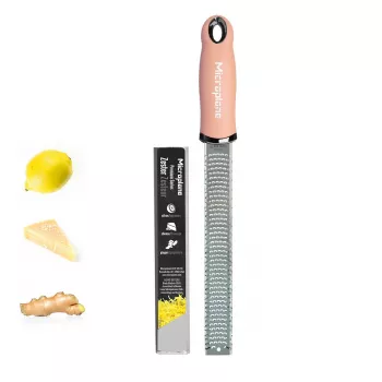 Râpe Microplane Premium Classic mauve – zesteur fin, lame en acier inoxydable, manche ergonomique, lavable au lave-vaisselle, étui de protection inclus