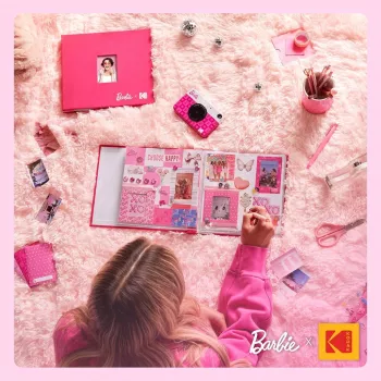 Album photo scrapbook Kodak x Barbie 8x8 pouces avec couverture en tissu et fenêtre photo, rose (RODB2X3SBPK)