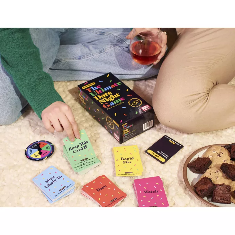 Just Play Let's Get Deep - Le jeu ultime pour les soirées en amoureux, 400 cartes de conversation pour couples, 3 niveaux : Ice Breaker, Deep, Deeper, 2+ joueurs, à partir de 17 ans