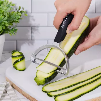 Microplane Peeler XL économe pivotant avec lame en acier inoxydable chirurgical, manche ergonomique Soft-Touch, vide-pomme de terre intégré, noir